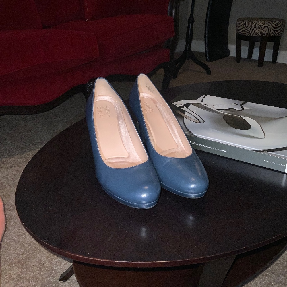 Cute Navy Naturalizer Michelle Pumps